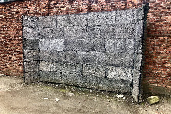 Auschwitz and Birkenau WITHOUT GUIDE private transport from Kraków - Auschwitz I: about two hours on foot