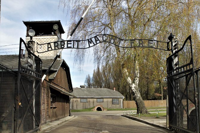 Auschwitz & Birkenau English guided tour by private transport from Katowice - What the English guide adds
