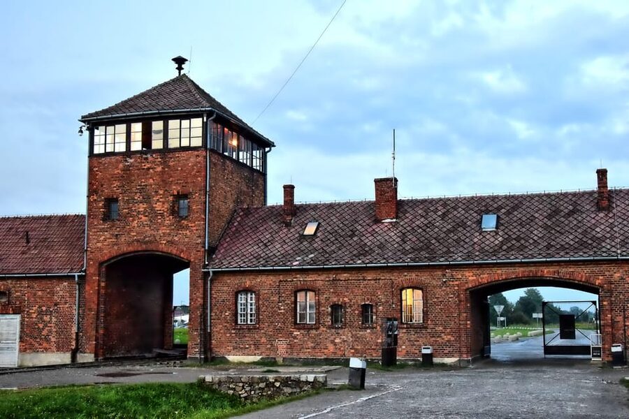 Auschwitz-Birkenau: Guided Tour and Skip-The-Line Ticket - The 15-minute break and the 2-kilometer transfer