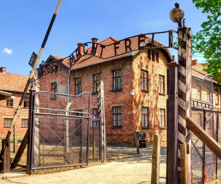 Auschwitz-Birkenau: Guided Tour with Fast Track Ticket - Group size and the pace of the visit