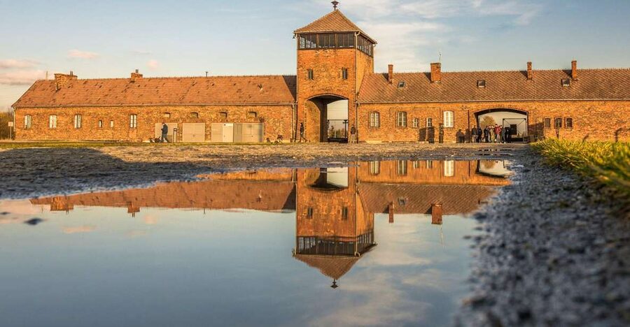 Auschwitz-Birkenau: Skip-the-Line Entry Ticket & Guided Tour - The guides make the difference