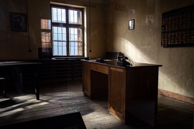 Auschwitz Birkenau Tour with Pickup and Lunch - Auschwitz I and the Arbeit Macht Frei gate