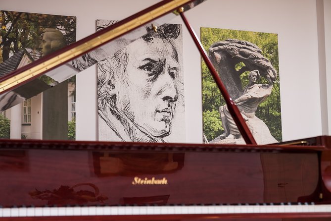 Chopin Piano Concert at Chopin Gallery with a Glass of Wine - The intimate room and candlelit mood