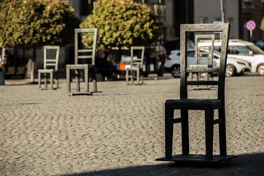 Cracow: Guided Tour of Schindler's Factory & Jewish Ghetto - The guide can shape the entire experience