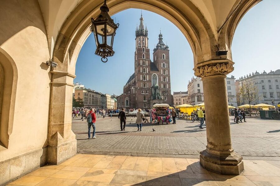 Cracow's Old Town sightseeing & St. Mary's Basilica Visit - Reading the Main Square beyond the postcard view