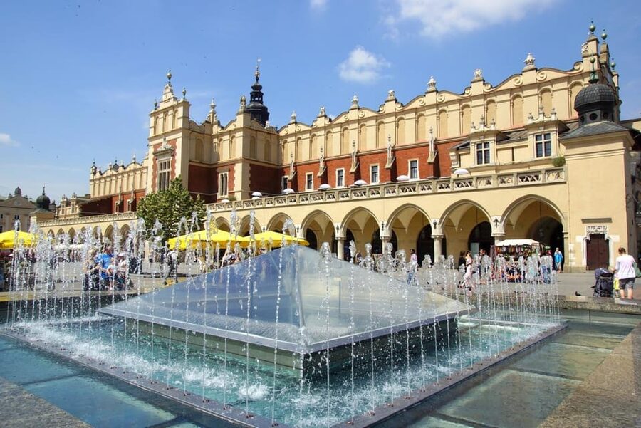 Cracow's Old Town sightseeing & St. Mary's Basilica Visit - Practical details that affect your day