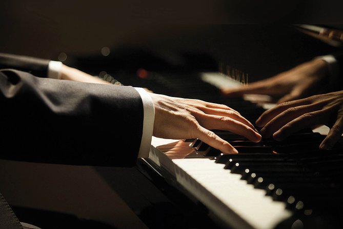 Daily live piano Chopin's concerts at 6:30 pm in the Warsaw Archdiocese Museum - The pianist and the souvenir program