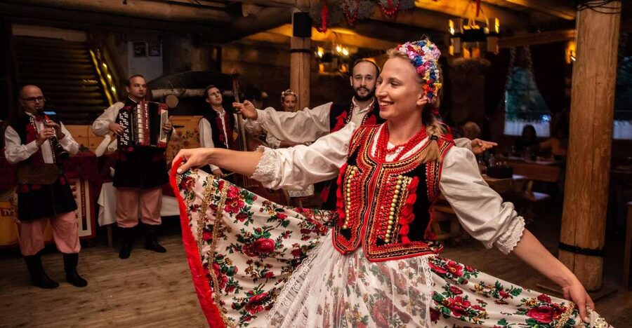 Evening Folk Show, singing, dancing and delicious food! - Key points to know before booking