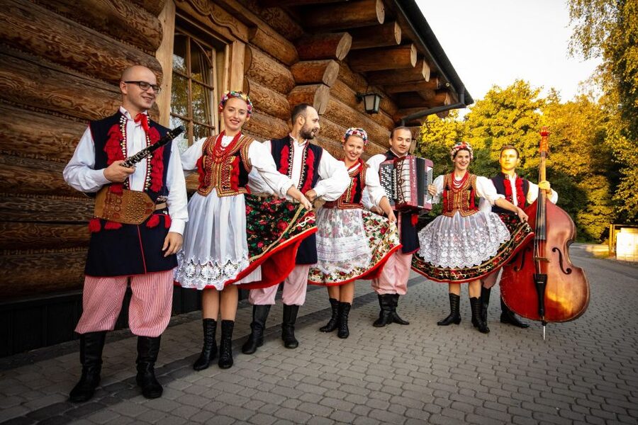 Evening Folk Show, singing, dancing and delicious food! - Leaving Krakow for Kryspinów
