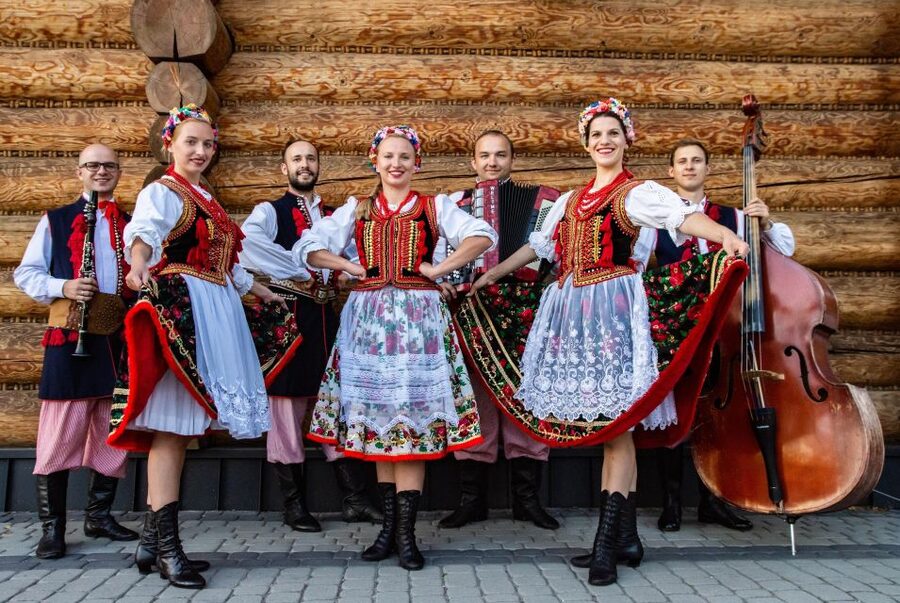 Evening Folk Show, singing, dancing and delicious food! - What the setting adds to the meal