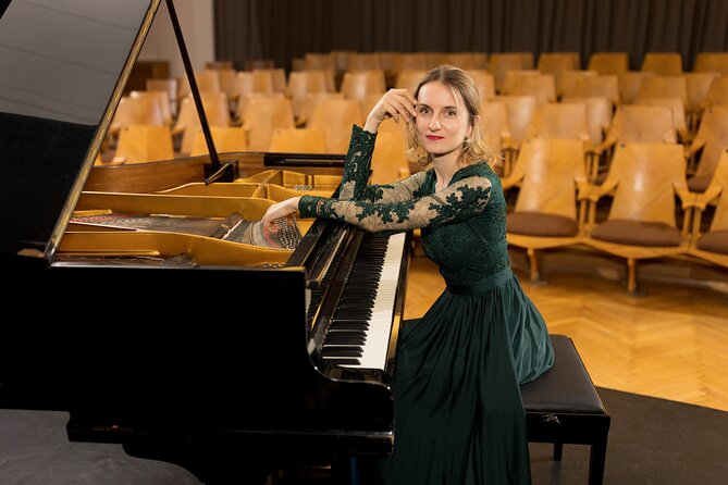 Everyday Chopin Concert at 7 PM with candlelight by the Castle - The English introduction and the Warsaw connection