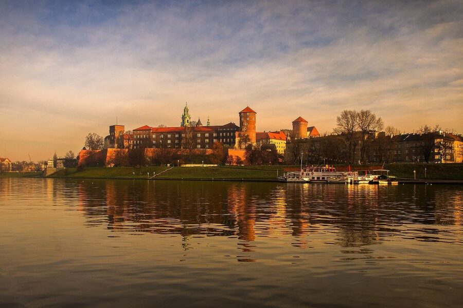 Family Tour of Krakow Old Town with Sweets Factory & Cruise - The Three-Hour Sweets Factory Visit