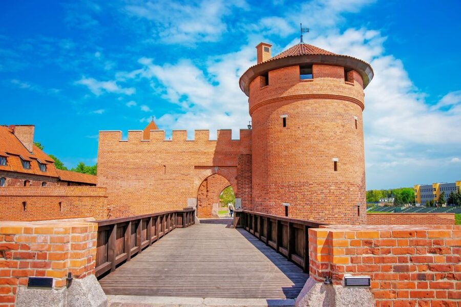 From Gdansk: Malbork Castle Half-Day Private Tour - Approaching the world’s largest red-brick Gothic castle