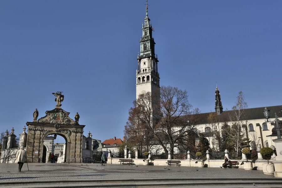 From Krakow: Częstochowa "Black Madonna" Day Tour - Entering the Pauline Monastery at Jasna Góra