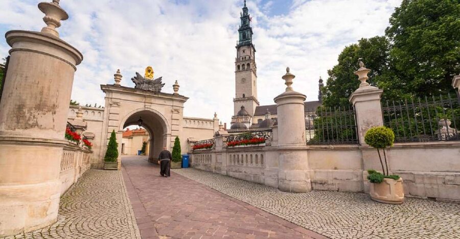 From Kraków: Częstochowa & Łagiewniki Pilgrim Sites Tour - Arriving at Częstochowa’s hilltop monastery
