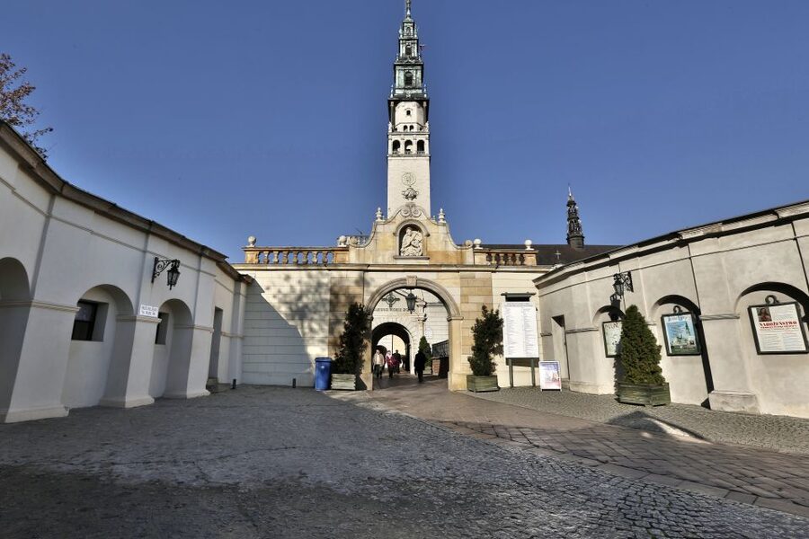 From Krakow: Czestochowa - The Black Madonna - The Krakow departure and the road south