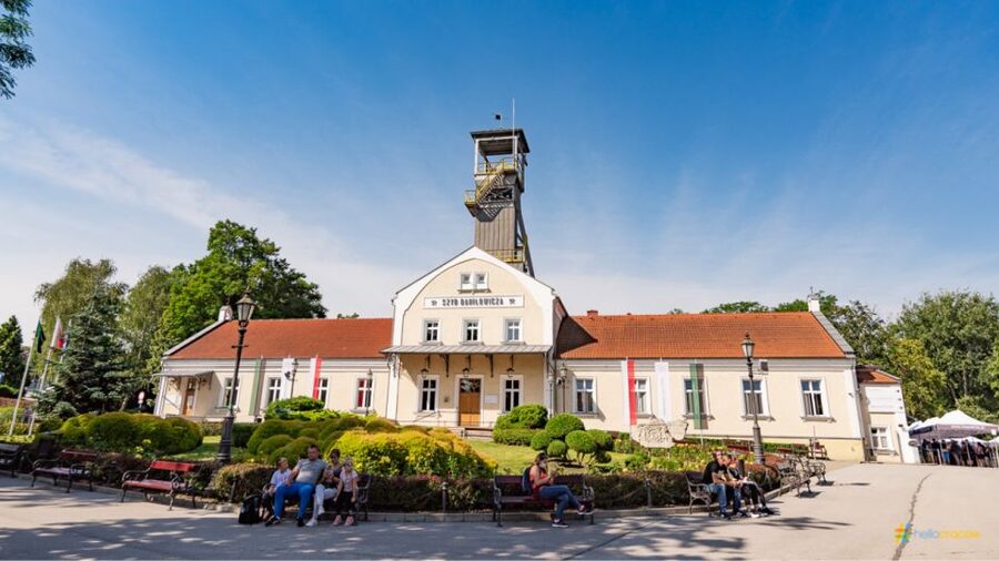 From Krakow: Guided Tour in Wieliczka Salt Mine - The first 380 steps underground