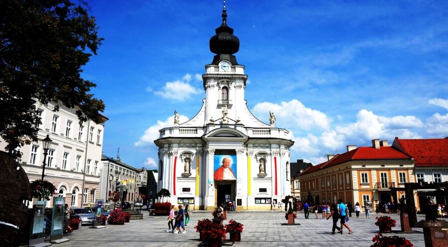 From Krakow: Wadowice & Sanctuary of Divine Mercy Tour - Lunch and the rhythm of the day