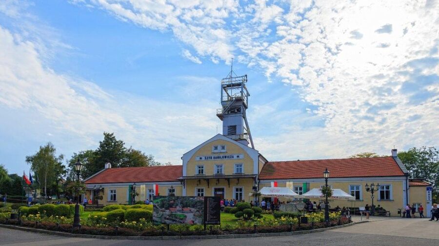 From Krakow: Wieliczka Salt Mine Guided Tour & Transfer - Leaving Krakow in a quiet electric van