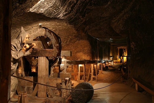 From Kraków: Wieliczka Salt Mine Guided Tour with Transport - Salt lakes, carvings, and the strange beauty underground