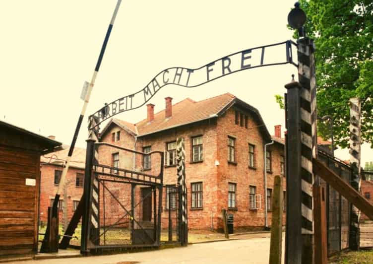 From Warsaw: Auschwitz Day Tour by Private Car with Lunch - Key Points Before You Book