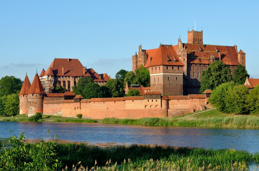 From Warsaw: Tour to Malbork Castle and Gdansk or Sopot - Who should book this day trip?