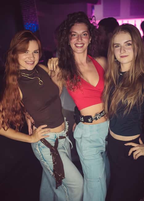 Fun explorers pub Crawl with 1 hour open bar and 3 VIP clubs - Key points at a glance