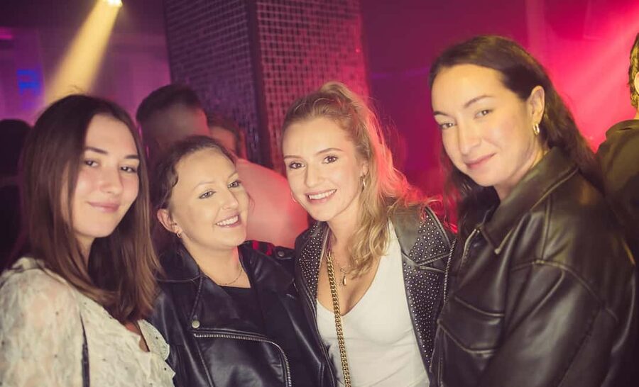 Fun explorers pub Crawl with 1 hour open bar and 3 VIP clubs - The first bar, welcome shots, and drinking games