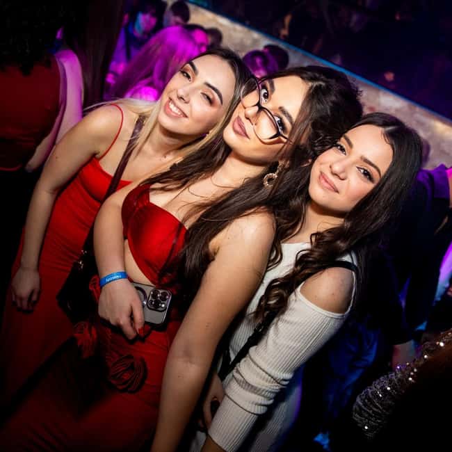 Fun explorers pub Crawl with 1 hour open bar and 3 VIP clubs - The optional Shine club finish