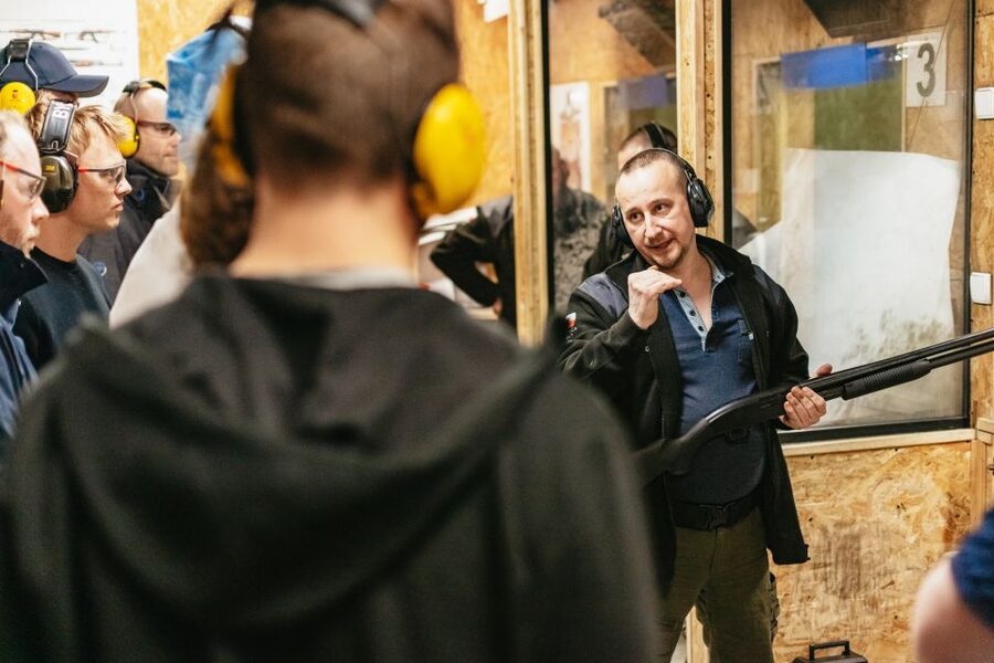 Gdańsk: Extreme Gun Shooting Experience with Transfers - Who will enjoy this most