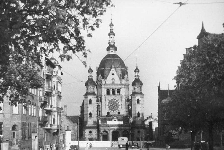 Gdansk: Jewish Heritage Guided Private Walking Tour - The Jewish cemetery and the value of surviving walls