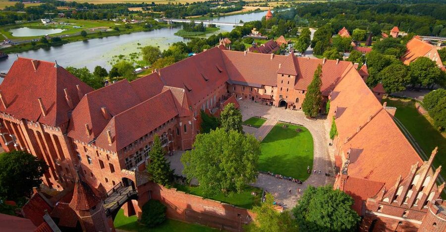 Gdansk: Malbork Castle Regular Tour - Entering the world’s largest brick castle