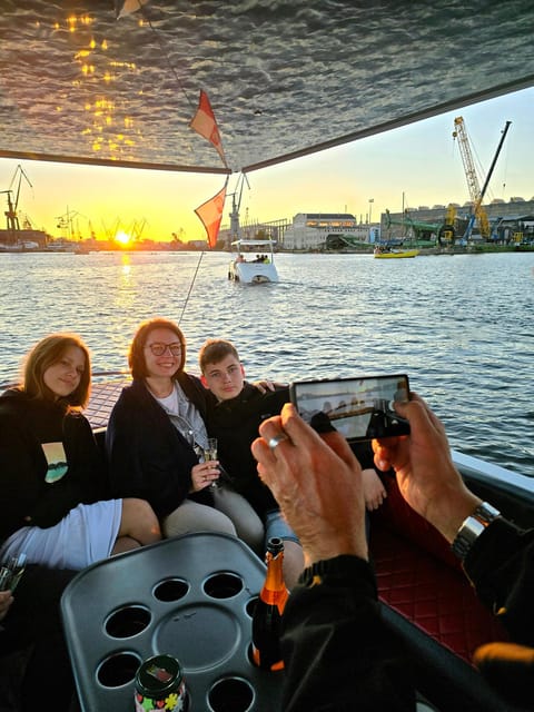 Gdańsk: Motława River Eco Cruise at Sunset with Prosecco - Twenty minutes among the shipyard cranes