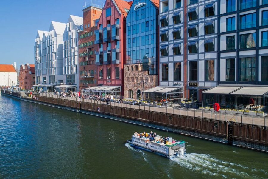 Gdańsk: Motlawa River Sightseeing Catamaran Cruise - Fish market, marina, and the changing riverfront