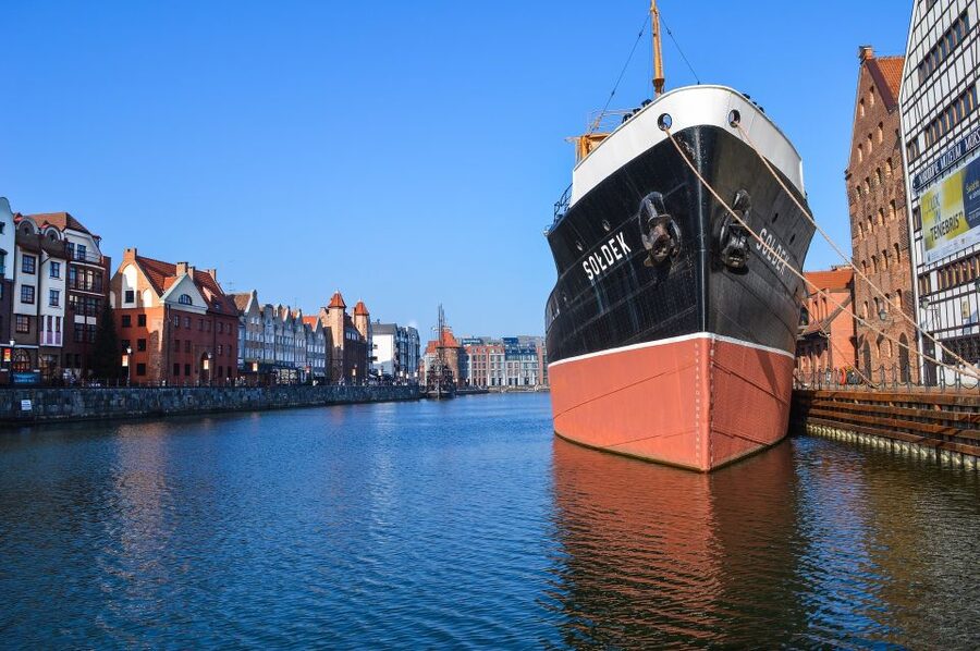 Gdańsk: Old Town Private Walking Tour with Legends and Facts - Three hours: the Motława islands and warehouse ruins