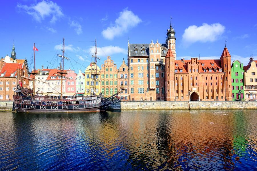 Gdańsk: Old Town Private Walking Tour with Legends and Facts - Six hours: from medieval streets to the shipyards