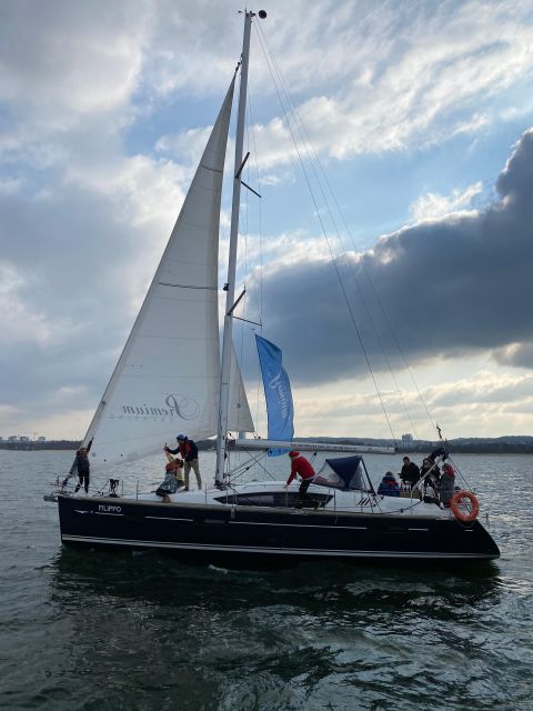 Gdansk: Scenic Evening Yacht Cruise with Welcome Drink - Seeing where Solidarity began