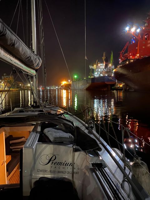 Gdansk: Scenic Evening Yacht Cruise with Welcome Drink - Remontowa Shipyard and the working waterfront
