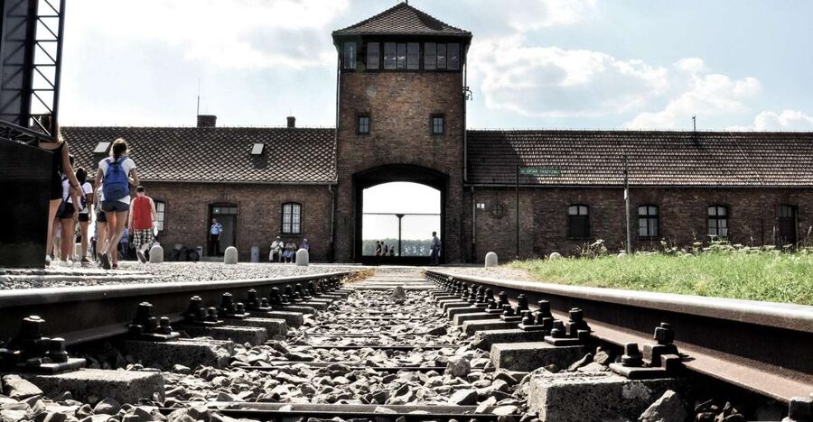 Krakow: Auschwitz-Birkenau Guided Tour Pickup/Lunch Options - Finding the pickup without unnecessary panic
