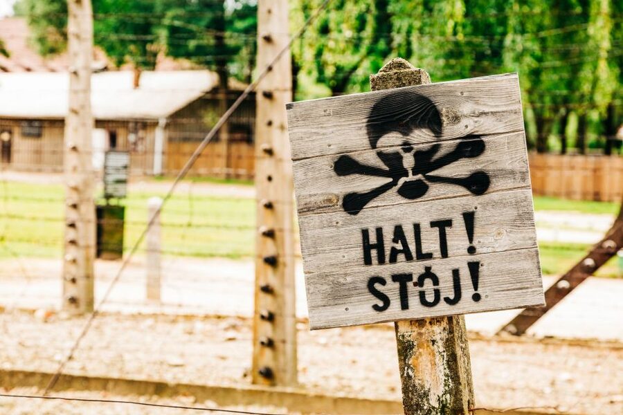 Krakow: Auschwitz-Birkenau Live Guided Tour & Hotel Pickup - Auschwitz I: the first camp and the famous gate