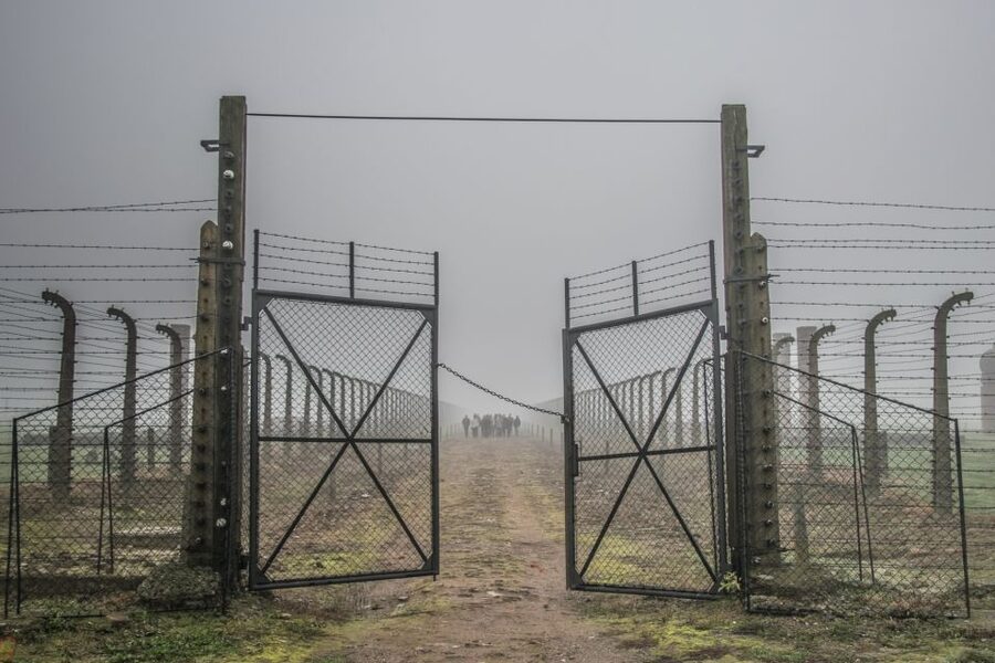 Kraków: Auschwitz-Birkenau & Salt Mine Full-Day Guided Tour - Auschwitz I: entering a place of memory