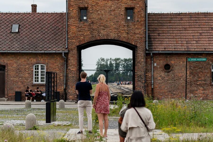 Krakow: Auschwitz-Birkenau Tour Limited to 15 Visitors - Transport, lunch, and the seven-hour schedule