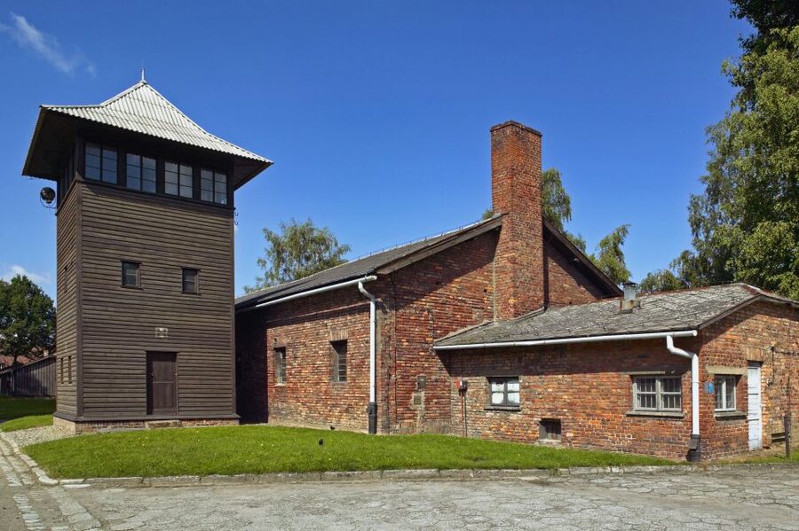 Krakow: Auschwitz Guided Tour with Optional Hotel Pickup - The guides make the biggest difference