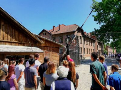 Auschwitz Guided Tour with Pickup and Optional Lunch