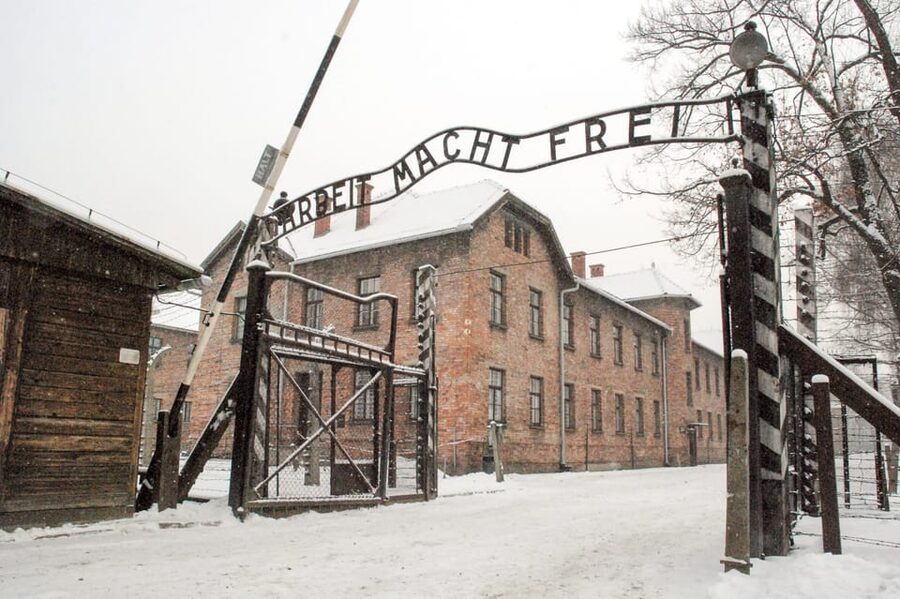 Krakow: Auschwitz & Wieliczka Salt Mine Guided Day Tour - The Oswiecim break and the practical lunch stop