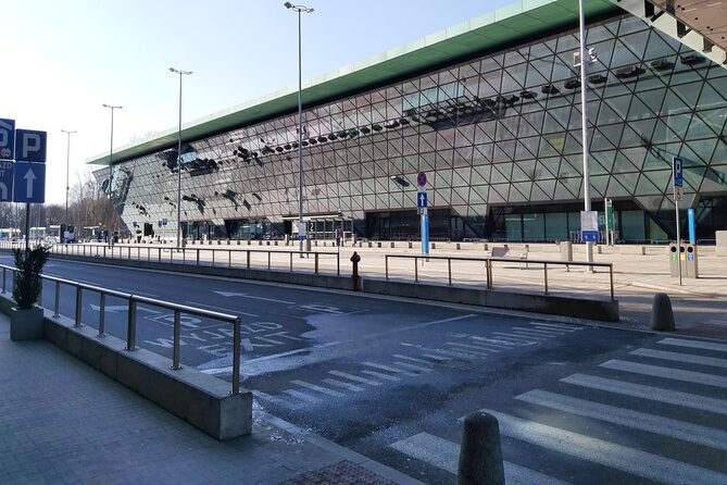 Kraków Balice Airport Transfer: Private One Way - Finding the driver and handling a problem