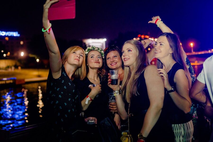 Krakow: Boat Party with Unlimited Drinks - Four Music Club and the guided crawl