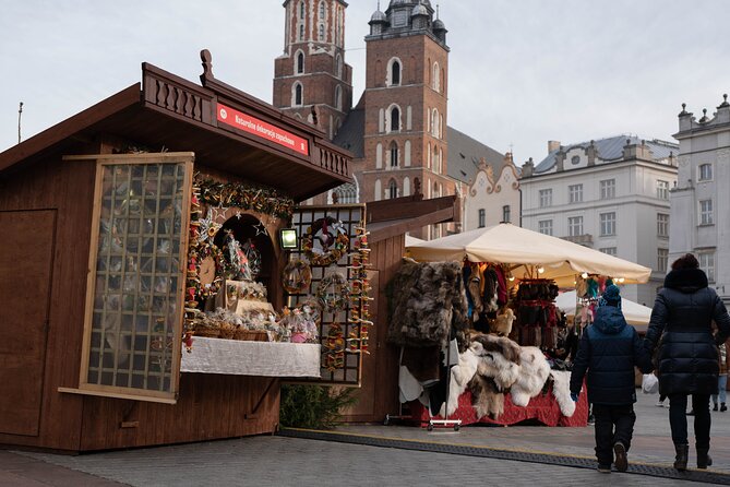 Krakow Christmas Market Immersive Tour - Starting at Rynek Główny and reading the market