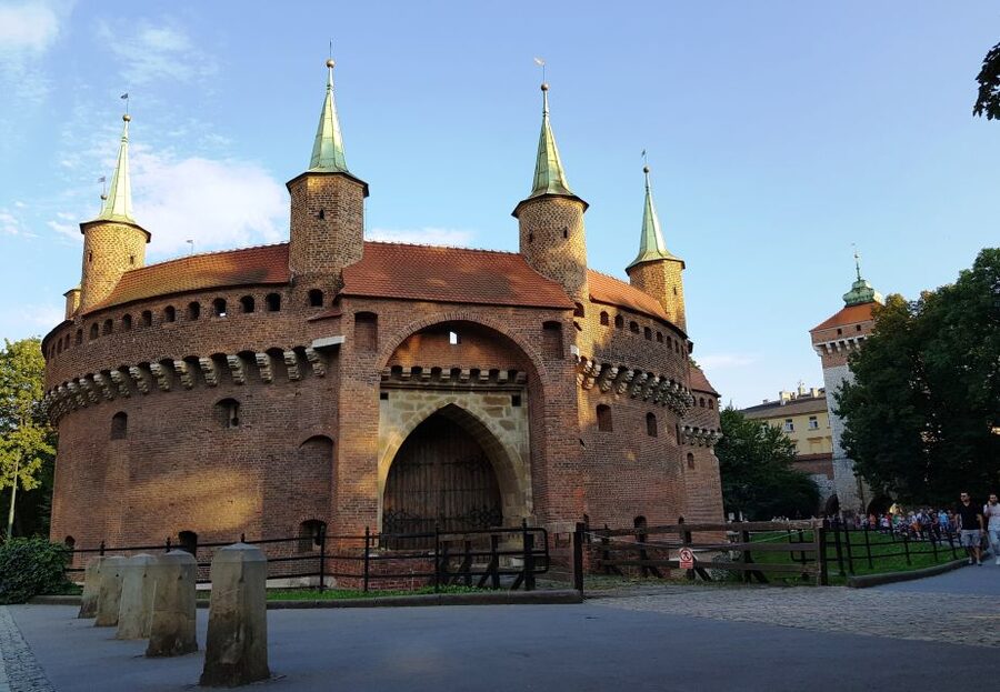 Krakow: City Tour by Electric Golf Cart - Audio commentary versus a live guide