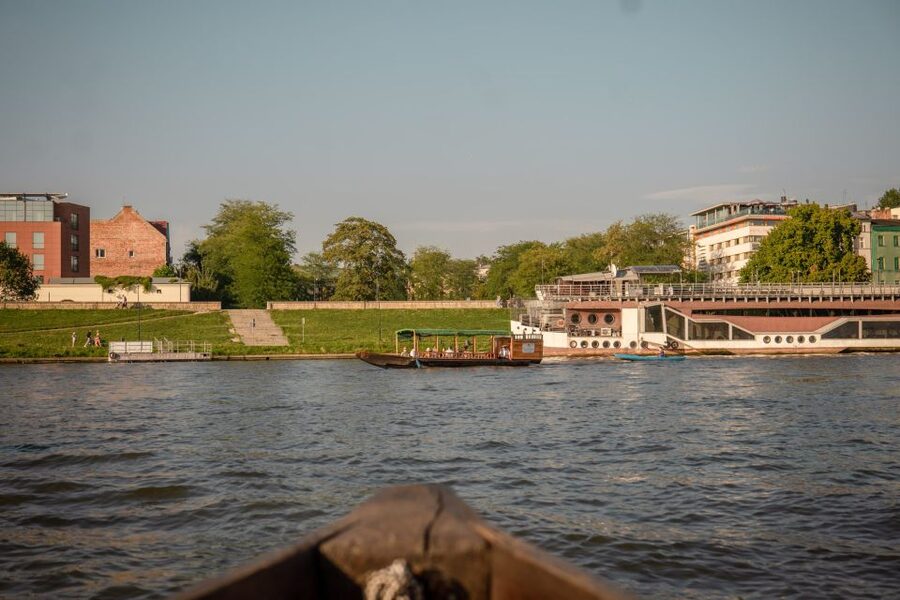 Krakow: Early Bird Vistula River Sightseeing Cruise - What the audio guide adds